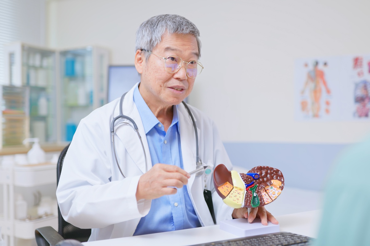 Hepatologista revela que a cor do xixi pode indicar problema no fígado