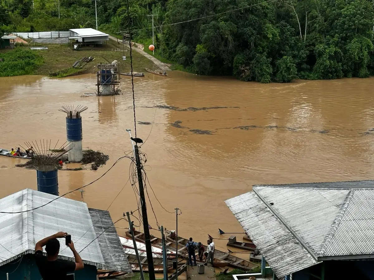 Deracre retira balseiros de pilares da passarela sobre o Rio Amônia, em Marechal Thaumaturgo