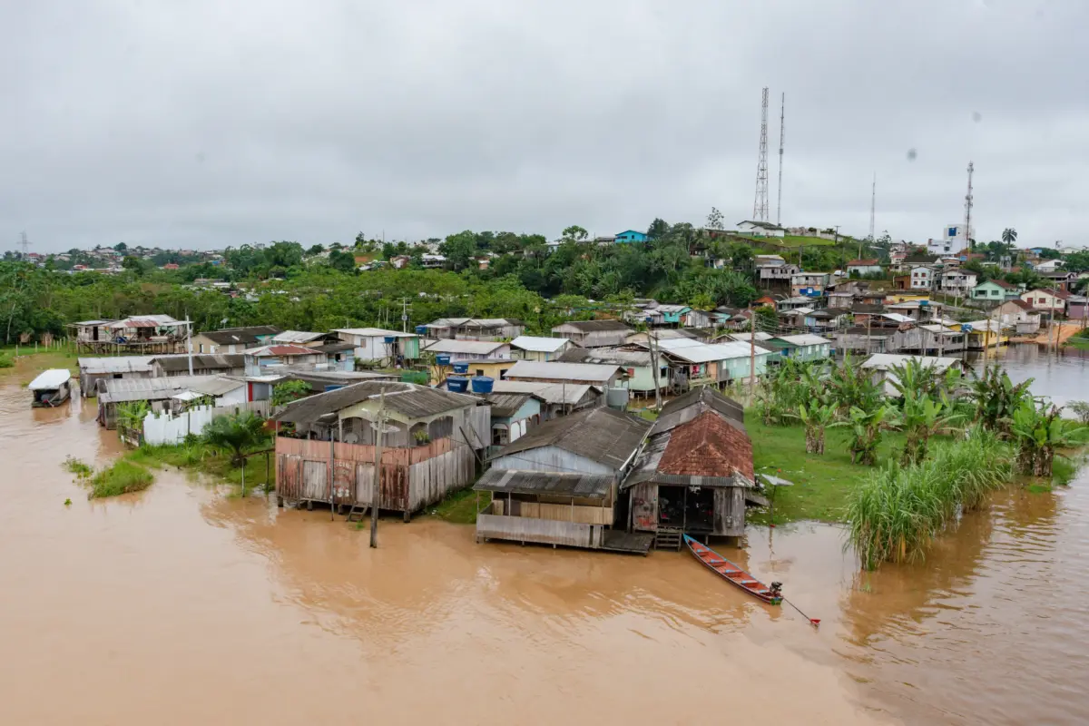 Nível do Rio Juruá chega a 13,35 metros e mantém famílias em atenção
