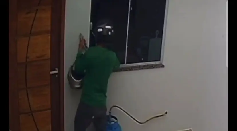 Câmeras registram invasão a residência vazia em bairro de Rio Branco