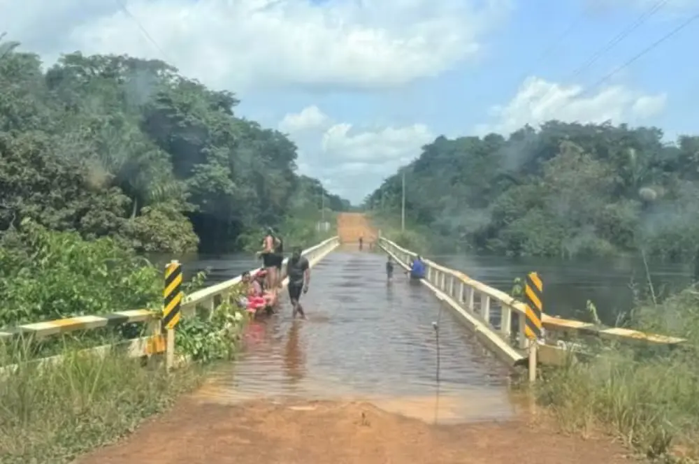 Cheia do Purus bloqueia ponte e isola Lábrea, no interior do Amazonas