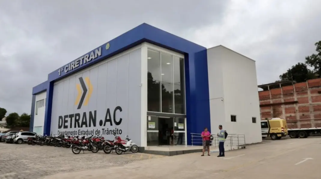 Sob efeito de droga, homem invade prédio do Detran em Cruzeiro do Sul