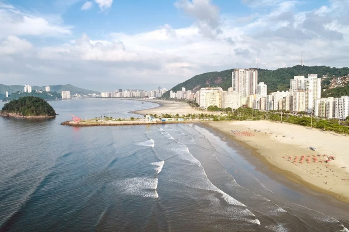 Litoral de SP tem 61 praias impróprias para banho no fim de semana