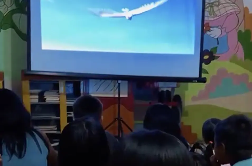 Crianças abrigadas em Sena Madureira devido enchentes recebem sessão de cinema