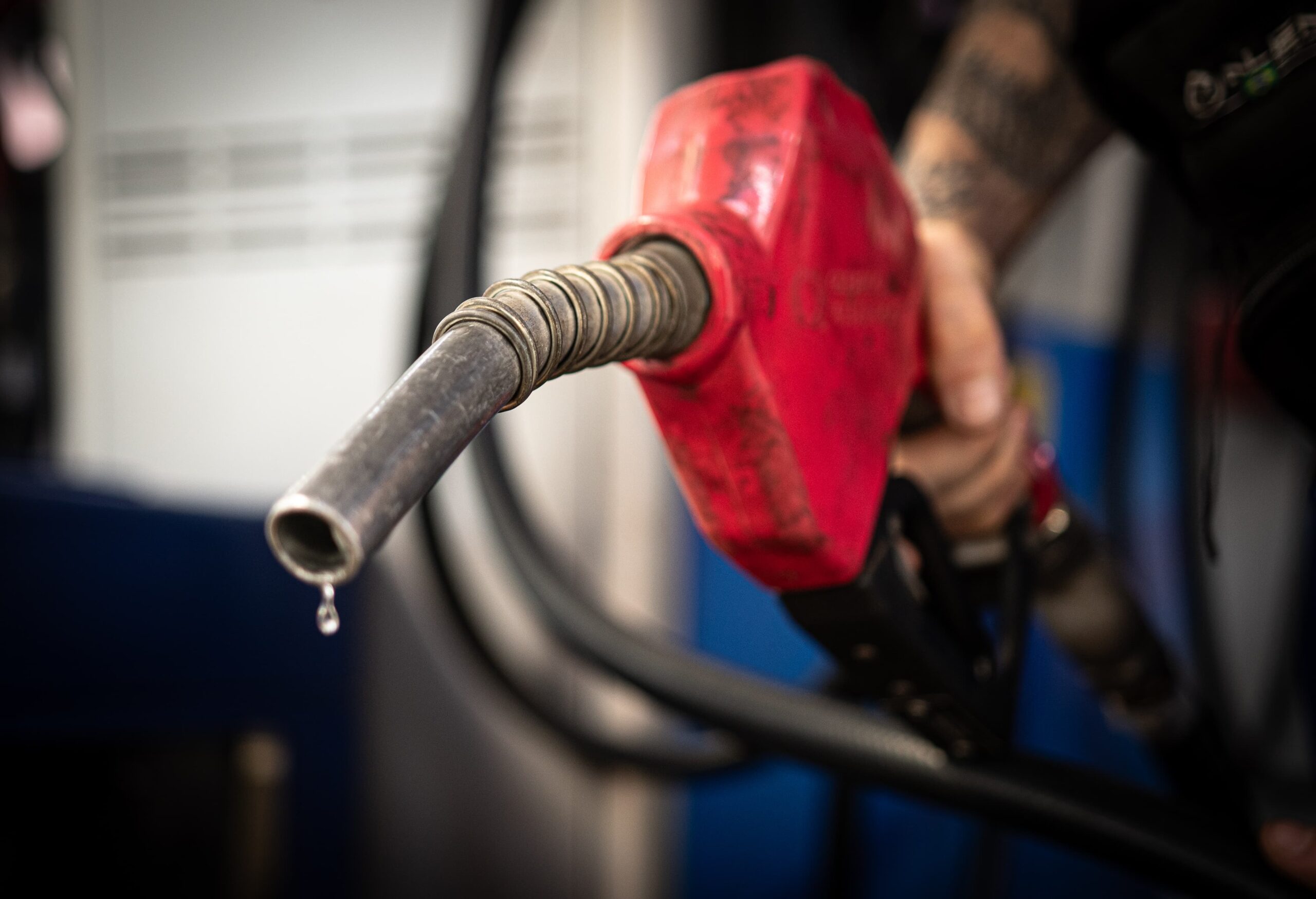 Motorista é preso após beijar frentista à força em posto de gasolina
