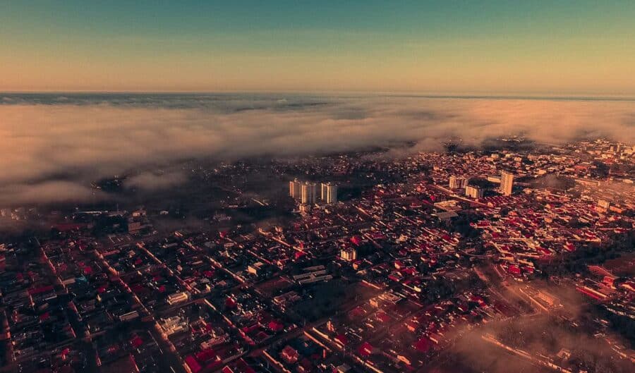 Frente fria avança pelo Brasil nesta terça-feira e muda clima no Acre