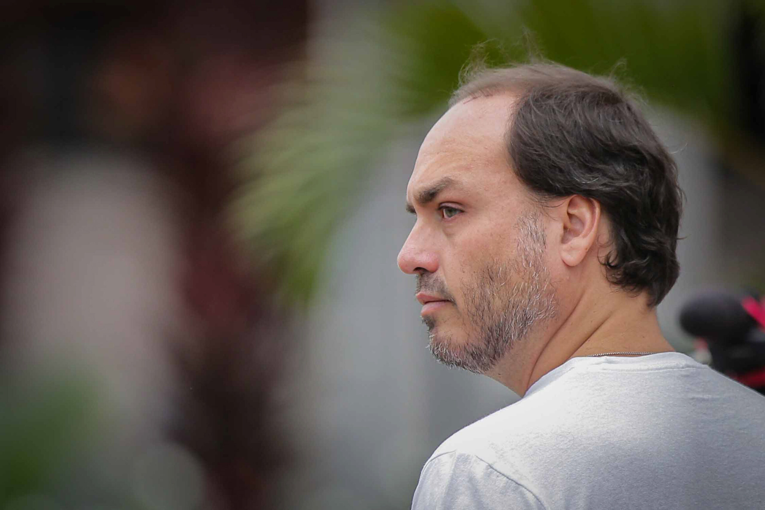 Carlos puxa a orelha do PL e cobra "alinhamento" em torno de Flávio