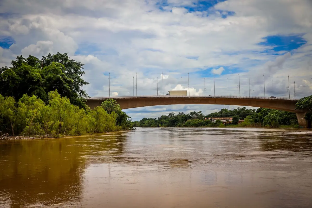 Rio Acre tem leve queda, mas segue acima da cota de alerta