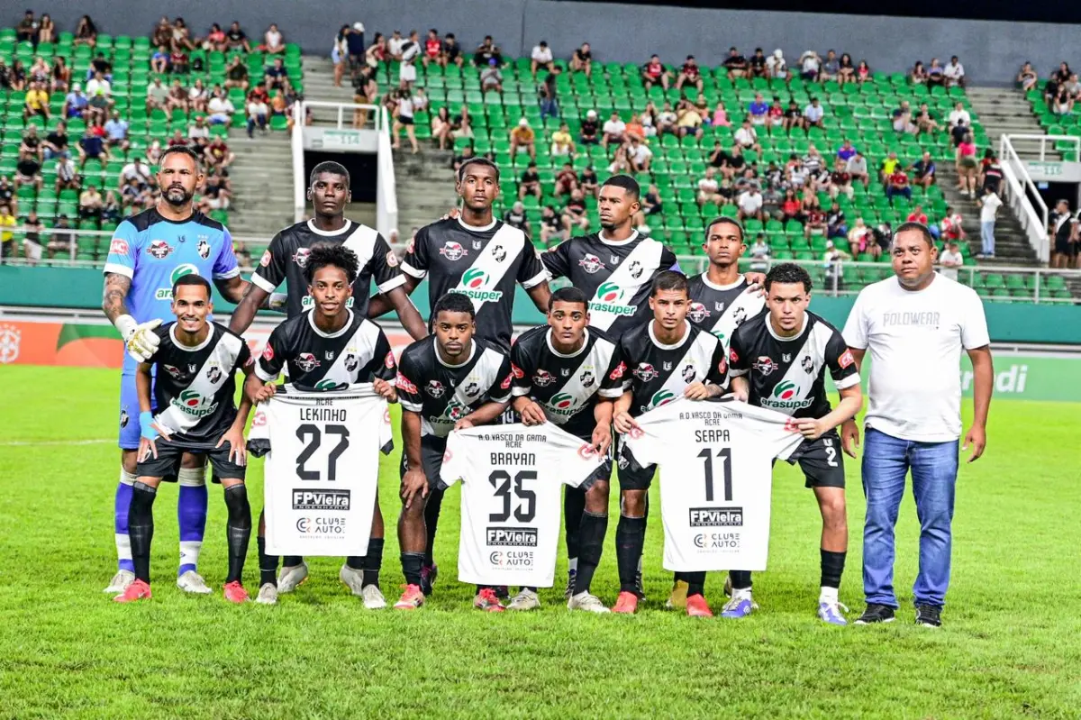 Jogadores do Vasco AC fazem homenagem aos atletas presos por suspeita de estupro antes de jogo