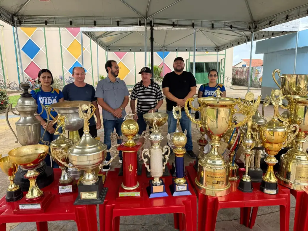 Brasiléia recebe doação de mais de 30 troféus históricos