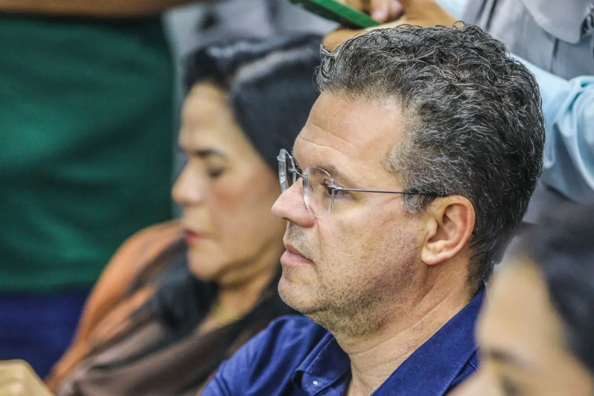 Osvaldo Leal cobra publicação da resolução que suspende terceirização do Hospital do Alto Acre