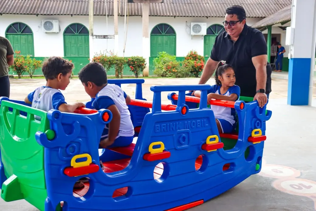 Carlinhos do Pelado entrega mais brinquedos pedagógicos e playgrounds para Educação Infantil