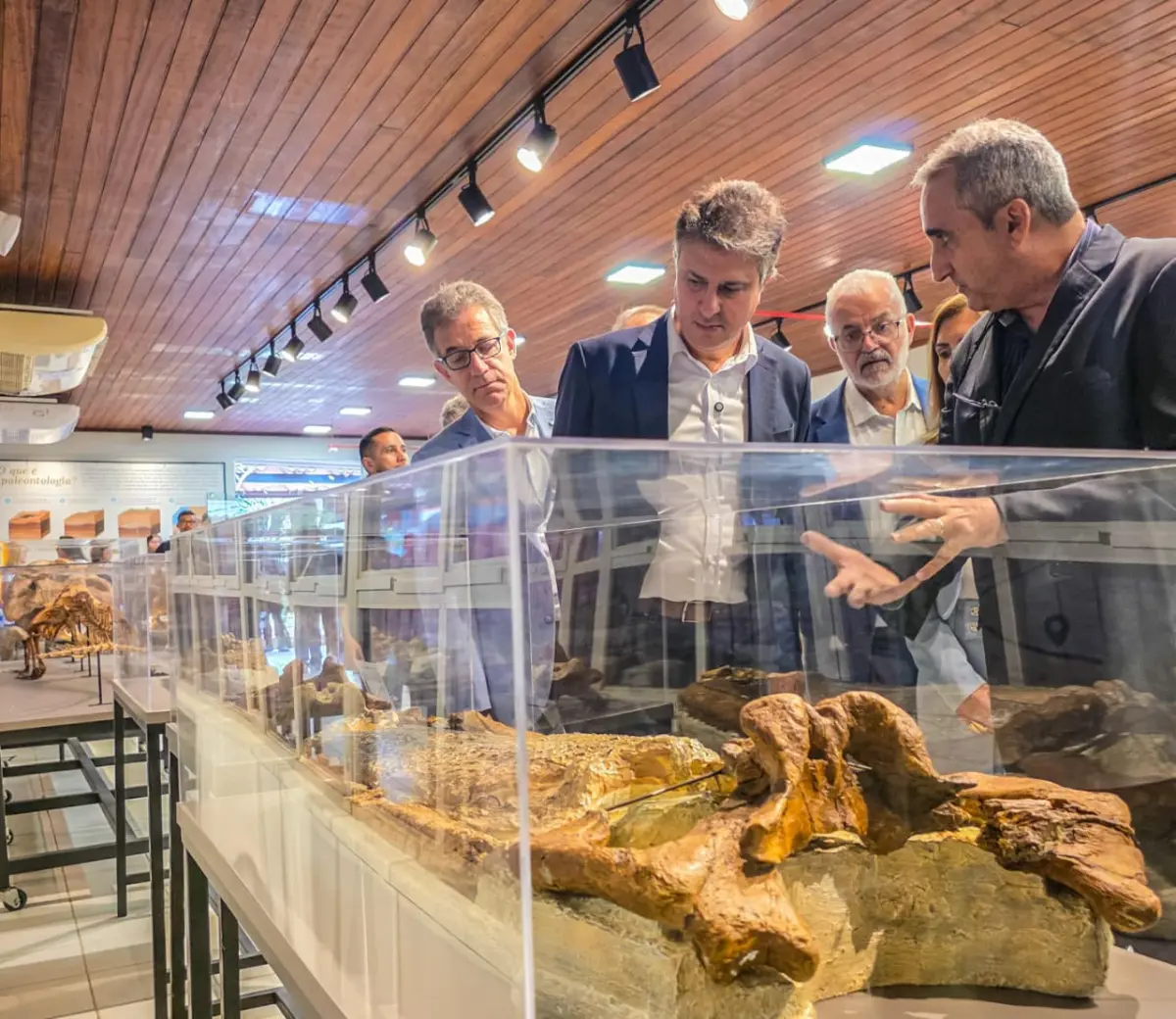 Ministro da Educação visita laboratório de paleontologia da Ufac em Rio Branco