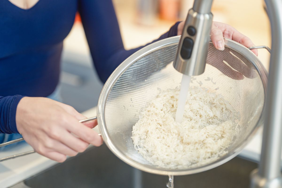 Lavar o arroz antes de cozinhar é um mito ou necessidade? Descubra