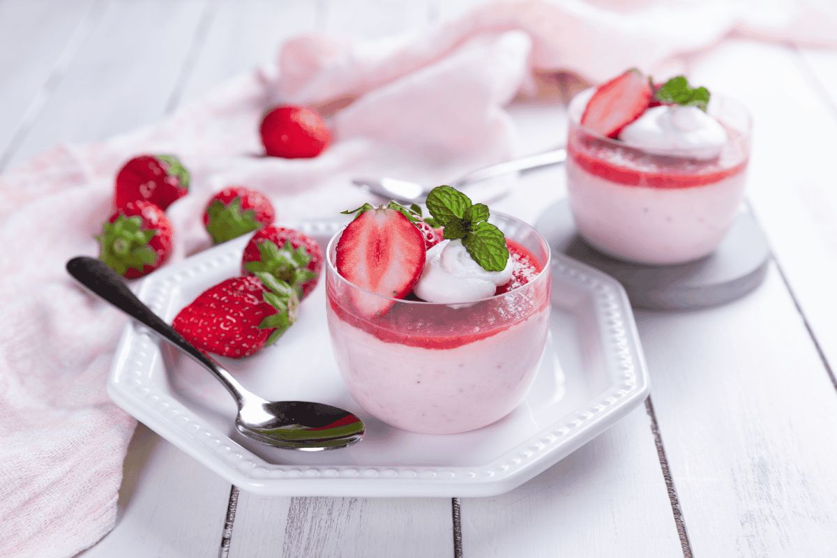 Sobremesa gelada de leite com gelatina cremosa e fácil de fazer