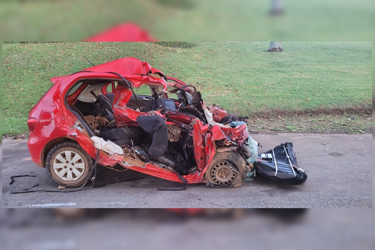 Cinco pessoas morrem após carro invadir a contramão e bater em carreta de cimento. Veja vídeo