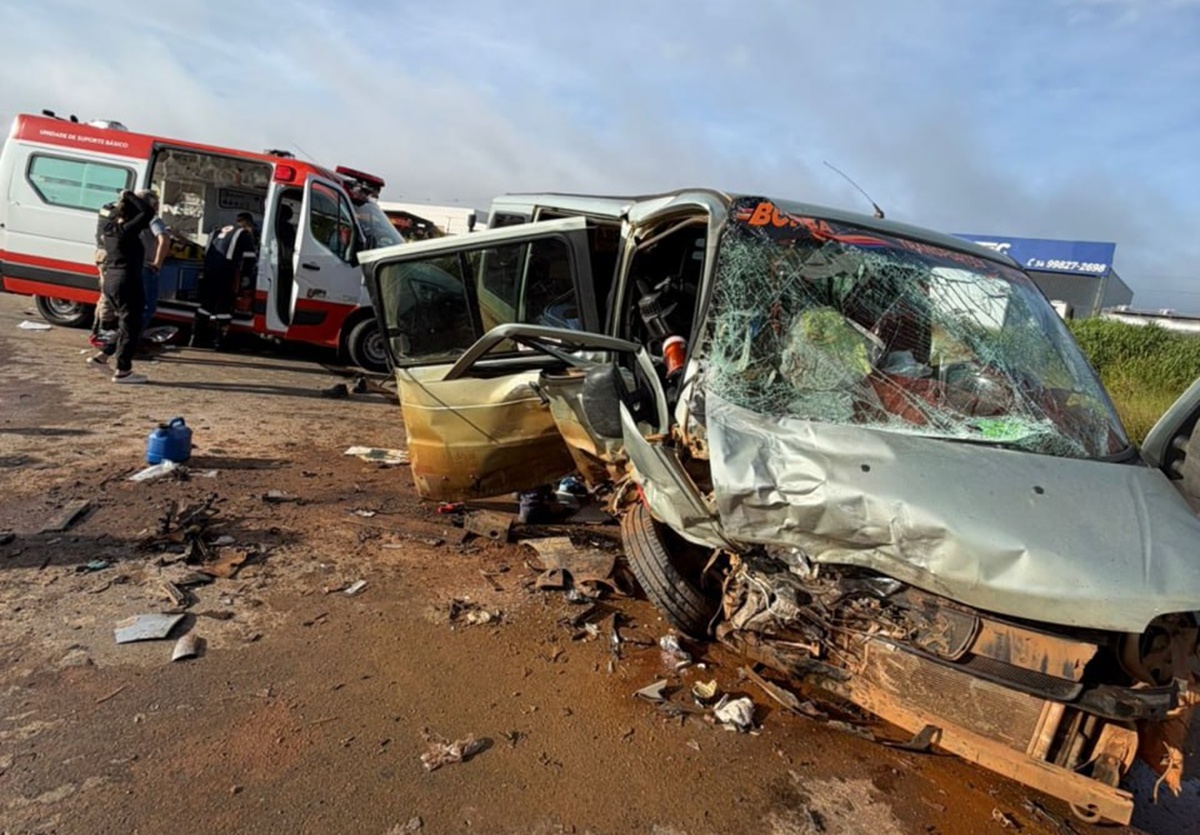 Acidente entre carro e van deixa 3 mortos e 15 feridos em MG