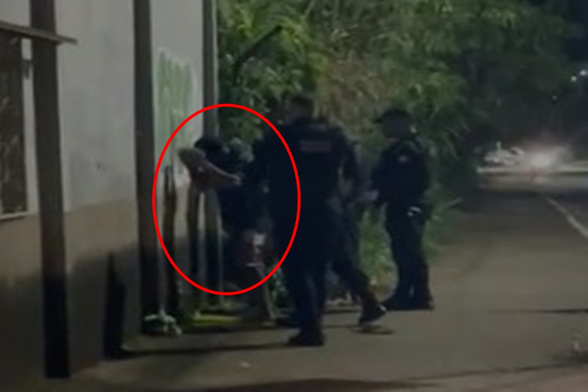 Adolescente é cercado e agredido por PMs e dá "dedão" na saída da DP. Veja vídeo