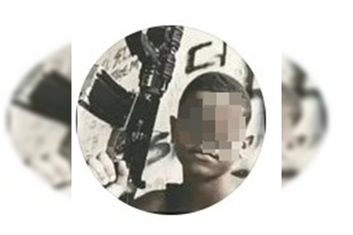 "Dedão" para a PM: adolescente agredido posa com fuzil e fumando