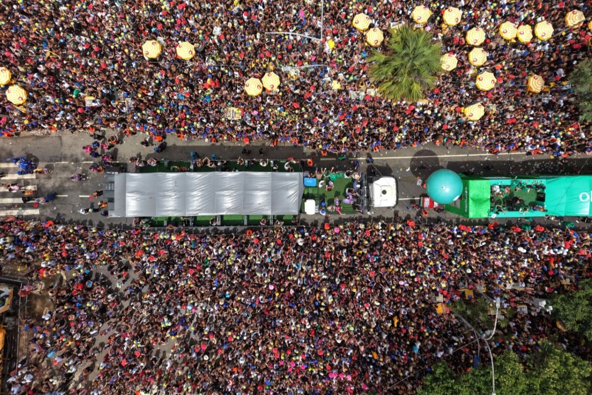 Léo Santana leva "mar de gente" para bloco no Ibirapuera. Veja imagens