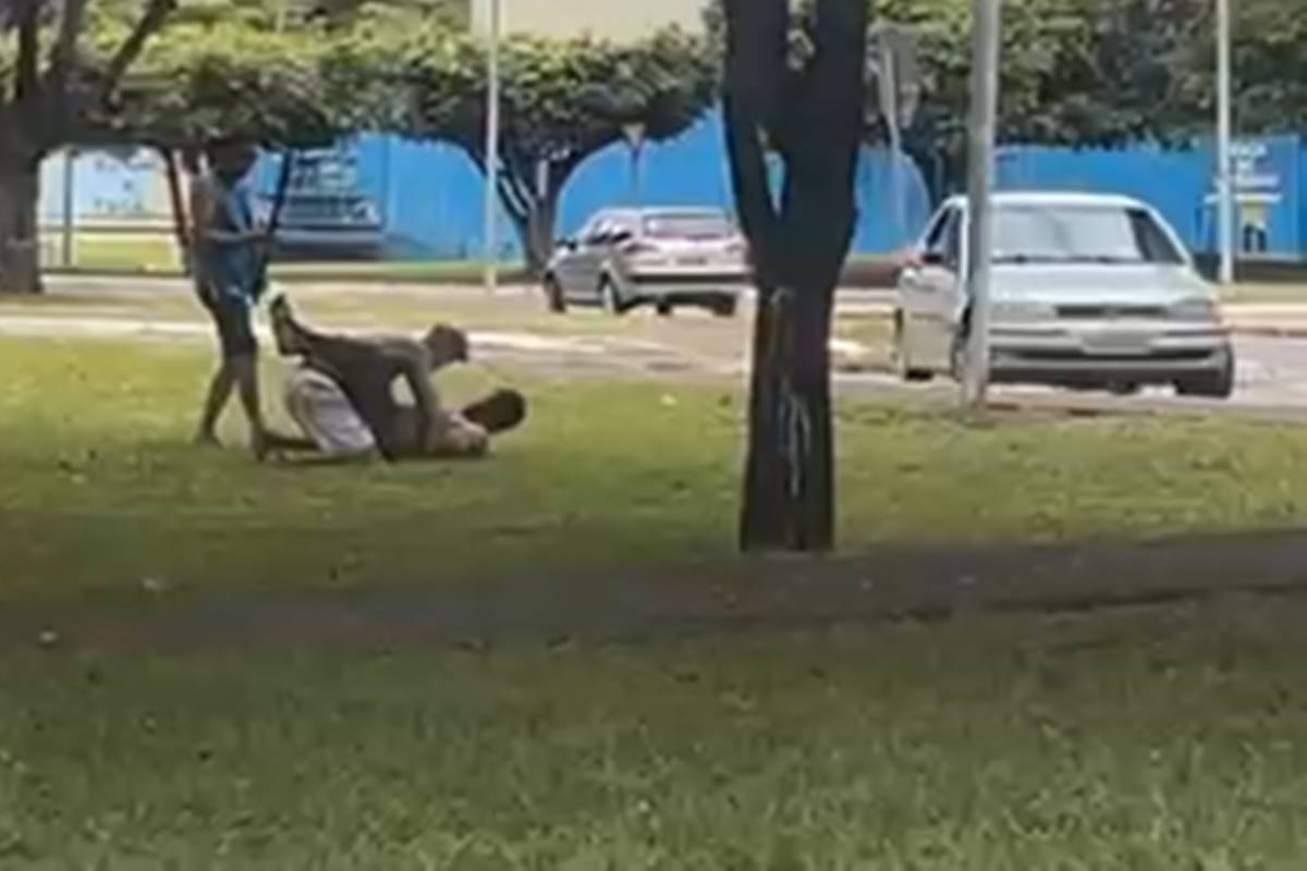 Homens são flagrados se agredindo em rua do DF e PM é acionada. Veja vídeo
