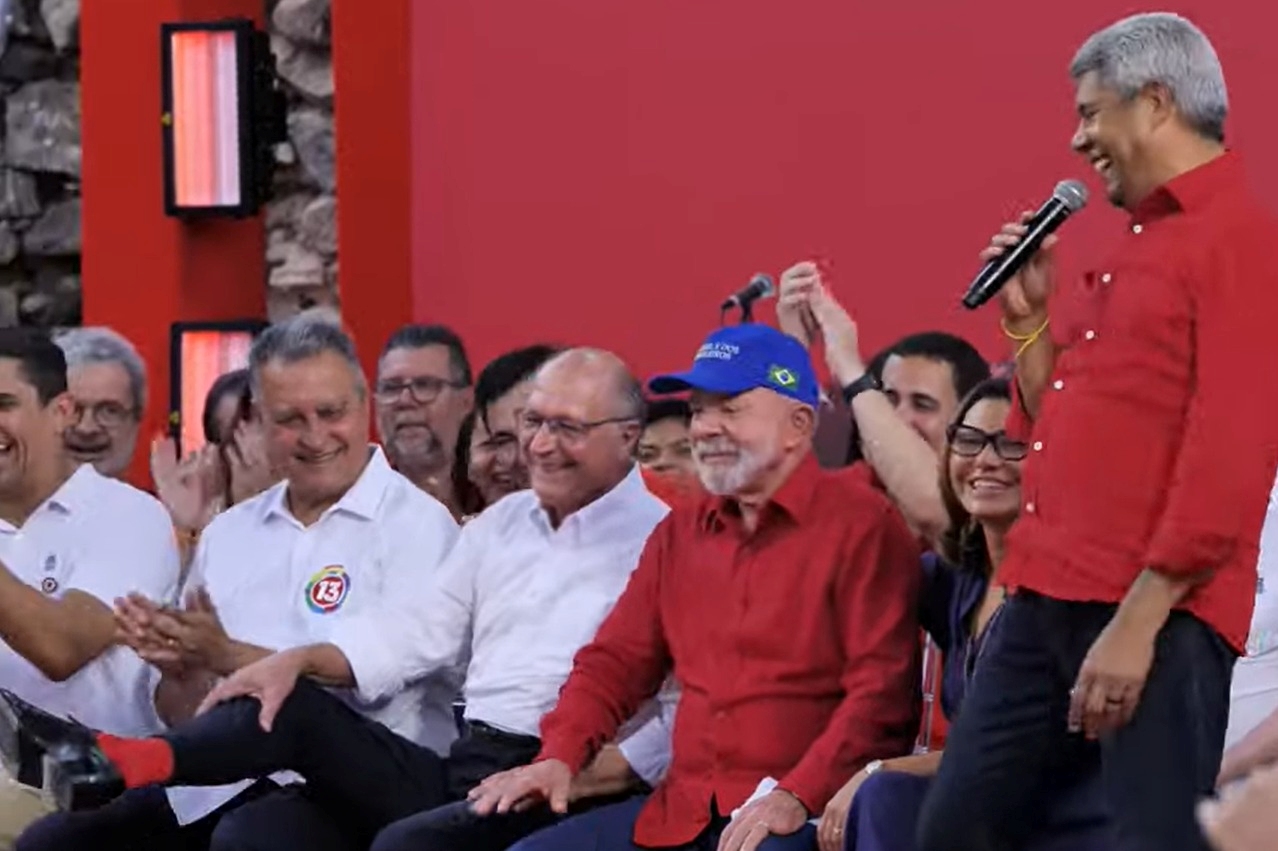 Em evento do PT, Alckmin usa meia vermelha e se refere ao partido como "nosso"