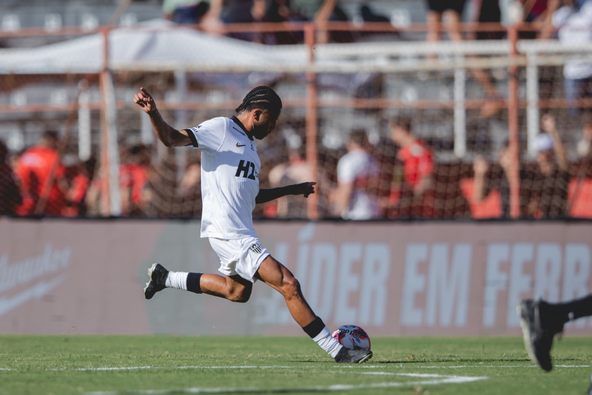 Alexsander tem ruptura total do ligamento e desfalca o Atlético-MG