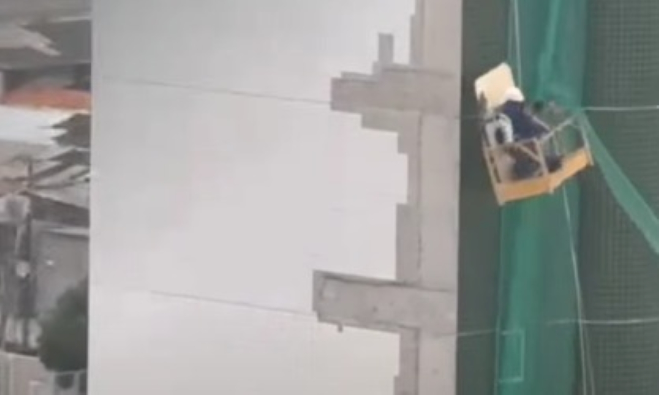 Ventania desestabiliza andaime com trabalhadores no Maranhão. Veja vídeo