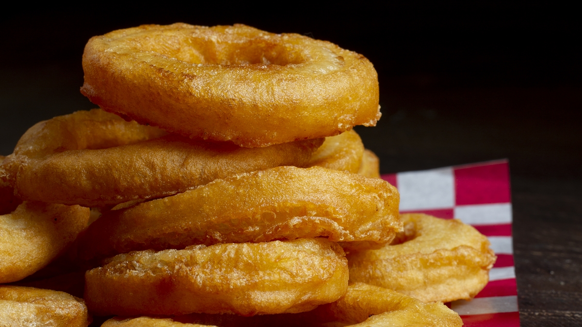 Anéis de cebola empanados na air fryer: veja receita digna de chef