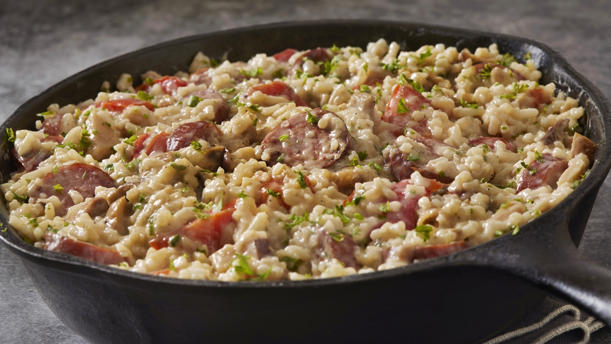 Arroz cremoso com linguiça: jantar perfeito e que só suja uma panela
