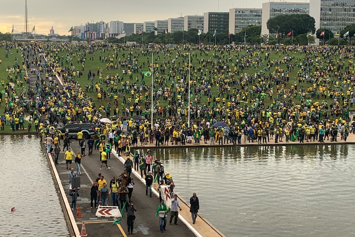 Fugitivo do 8/1 dribla Itamaraty e PF e escapa para a Espanha