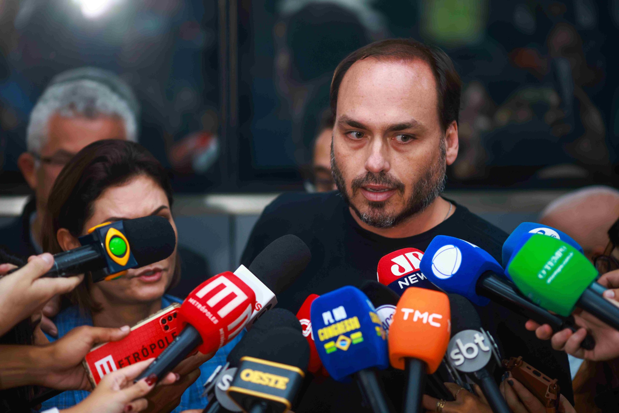 Carlos diz que, da prisão, Bolsonaro prepara lista de pré-candidatos