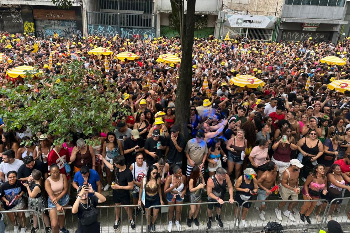 Foliões curtem o tradicional Baixo Augusta no pré-Carnaval de SP. Veja vídeo