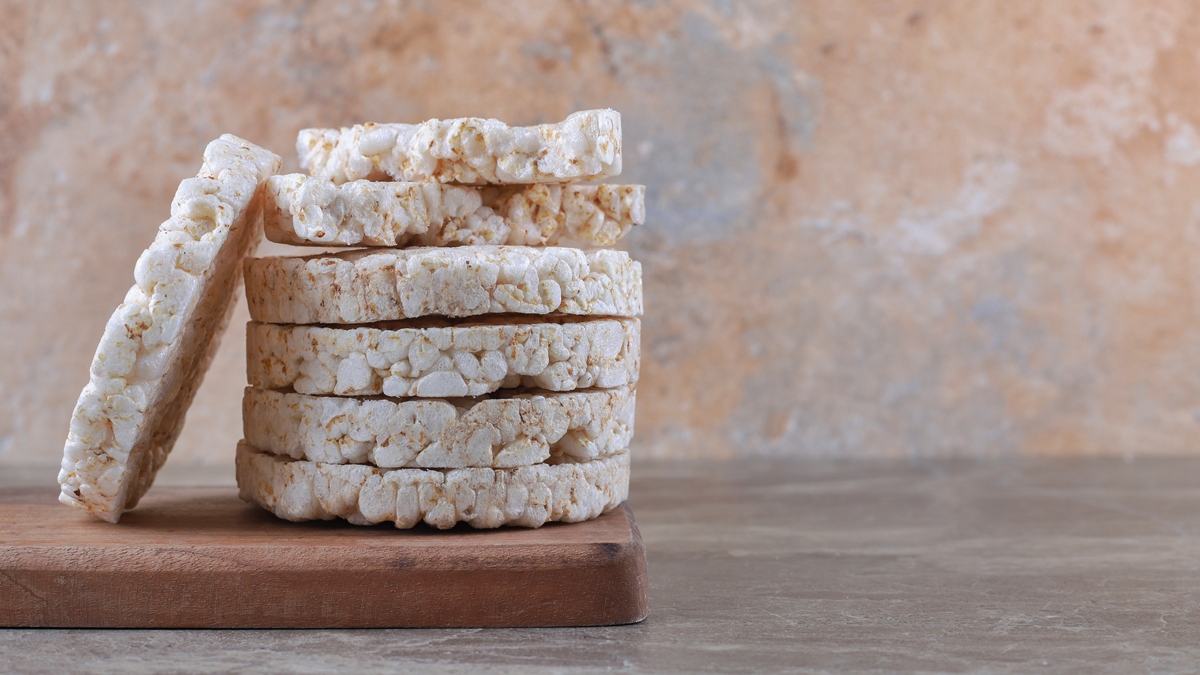 Biscoito de arroz: faça snack caseiro mais saudável que o de mercado