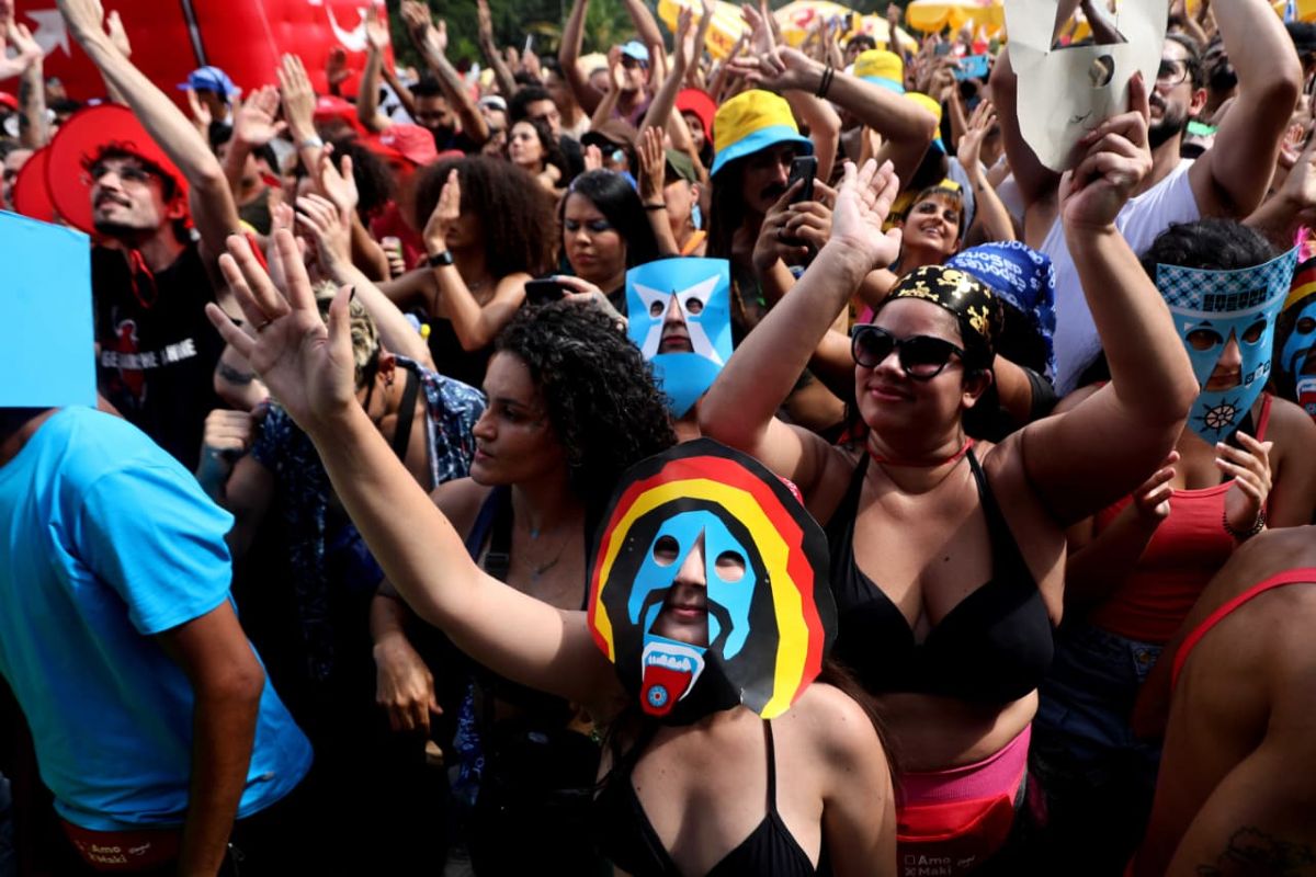 Mascarados e coloridos: fãs lotam bloco Navio Pirata em SP. Veja fotos