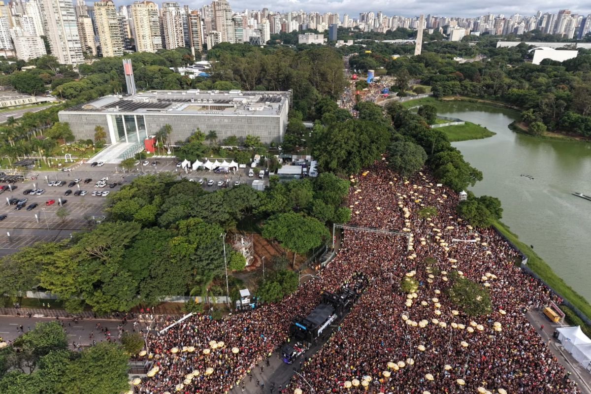 Bloco Navio Pirata, do BaianaSystem, arrasta multidão e faz Ibirapuera "tremer"