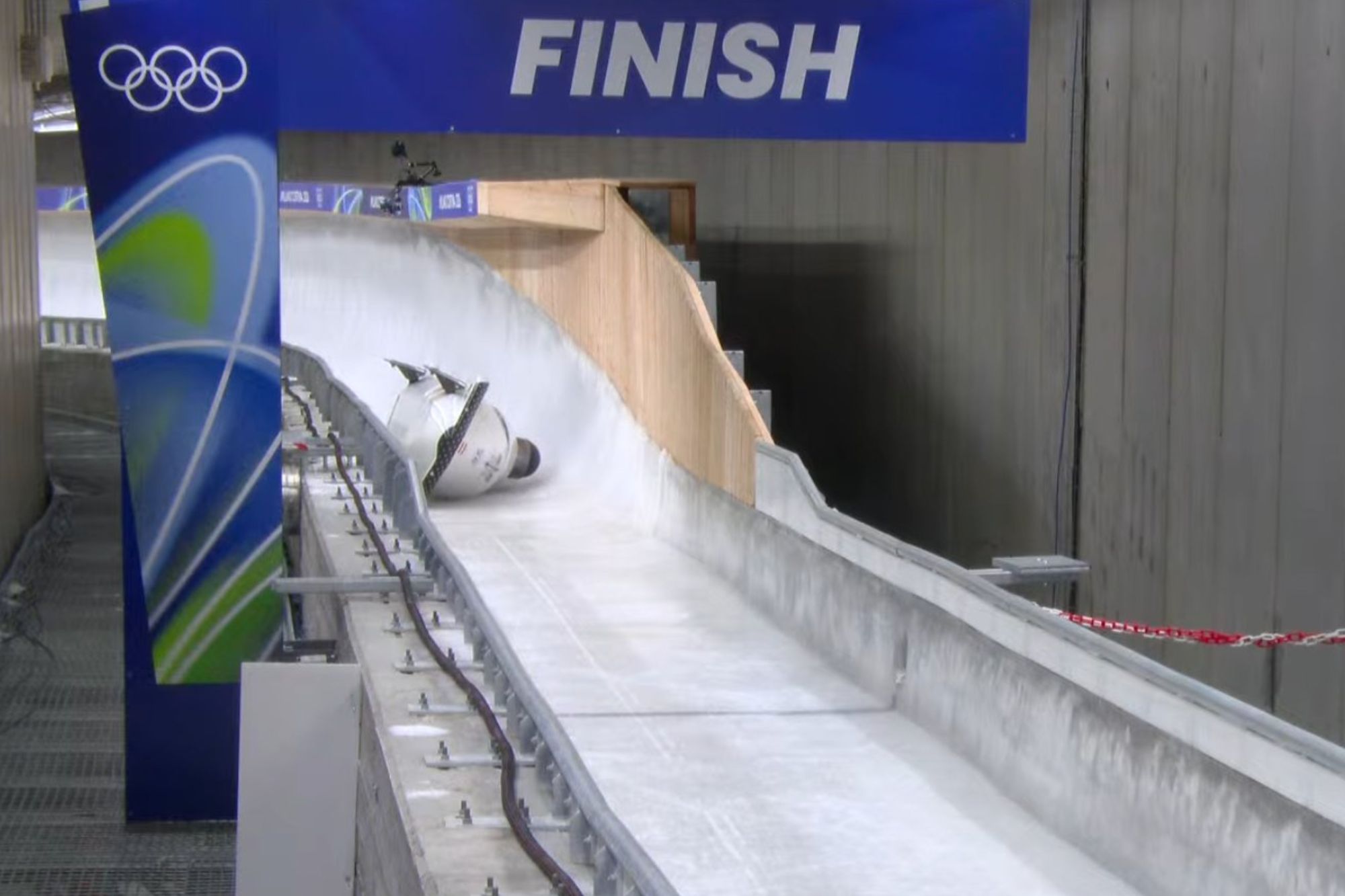 Jogos de Inverno: trenó da Áustria vira em acidente no bobsled 4-man
