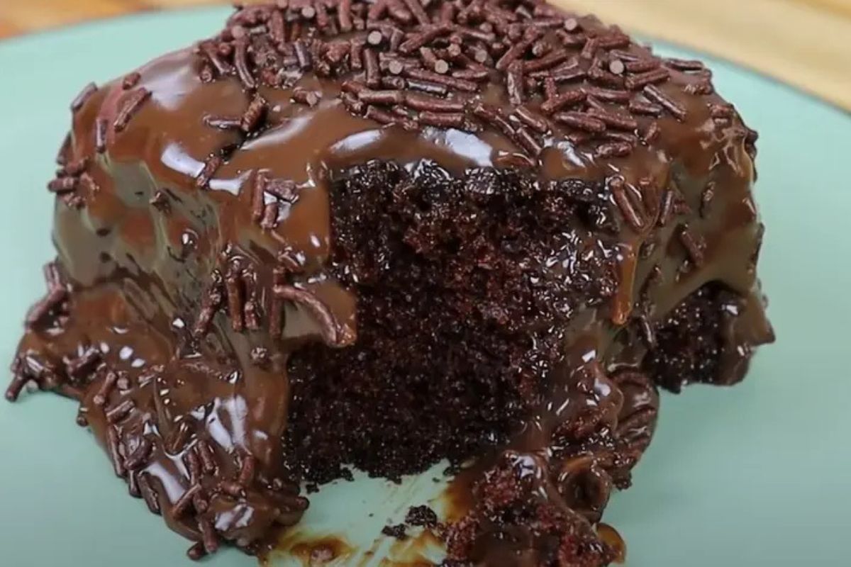 Aprenda a fazer bolo de chocolate mais fofinho que você comerá na vida