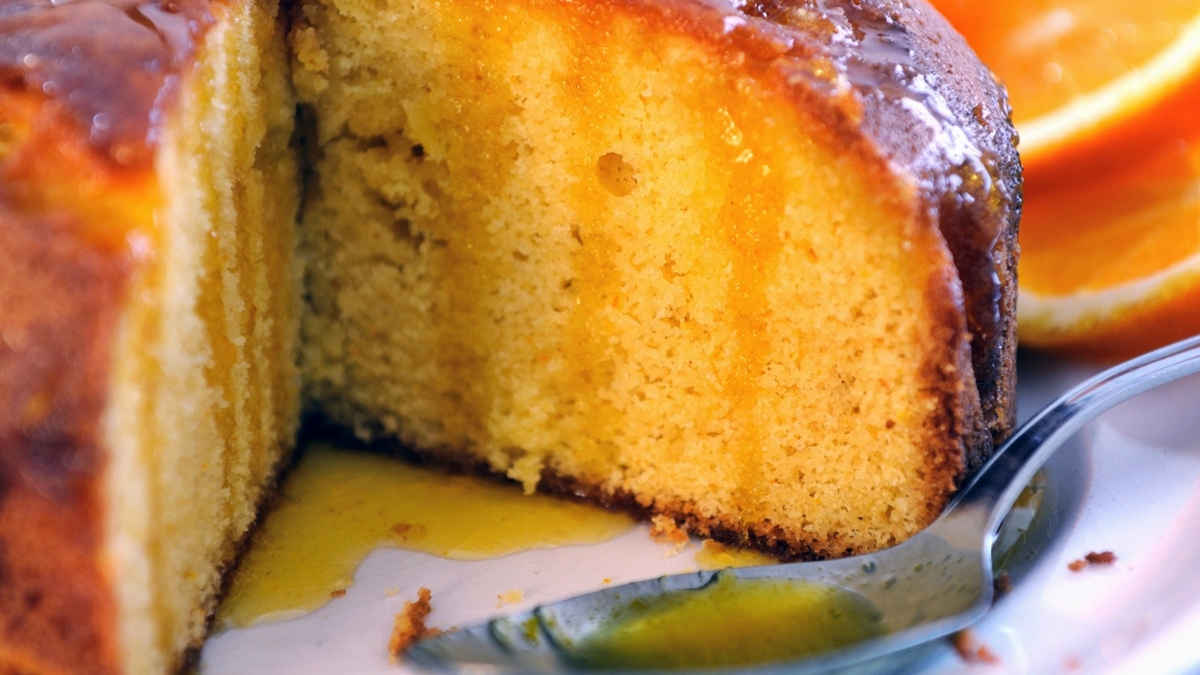 Faça este bolo de laranja com calda crocante igual o de confeitaria