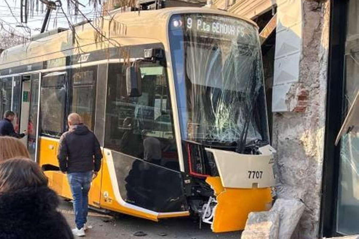 Bonde descarrila em Milão e deixa ao menos um morto e 30 feridos