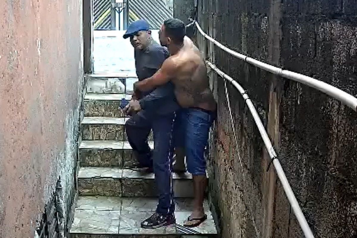 Gravação de esposa e briga entre vizinhos termina com homem morto. Vídeo