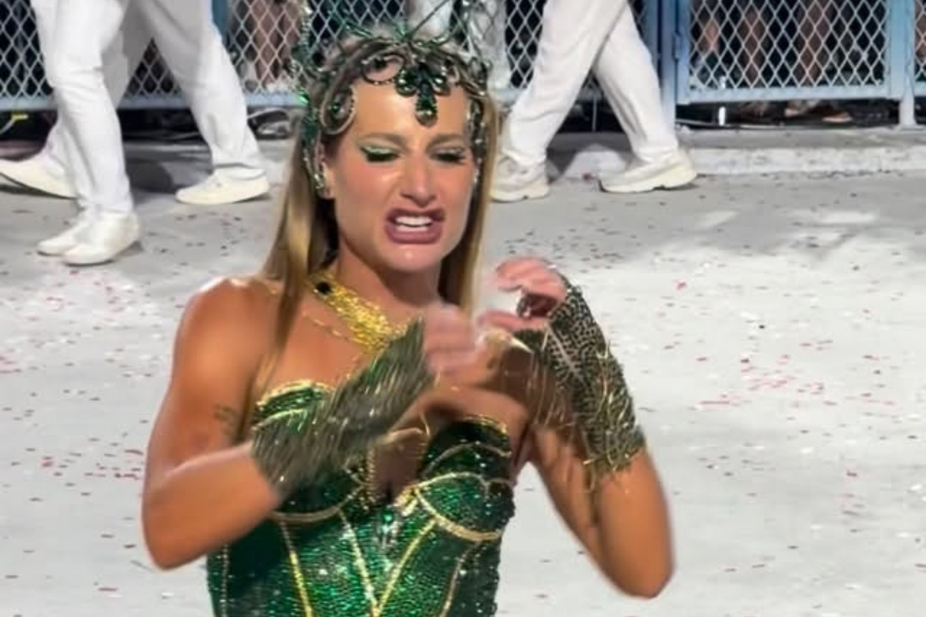 Bruna Griphao reage após ser chamada de "pinscher sambando"