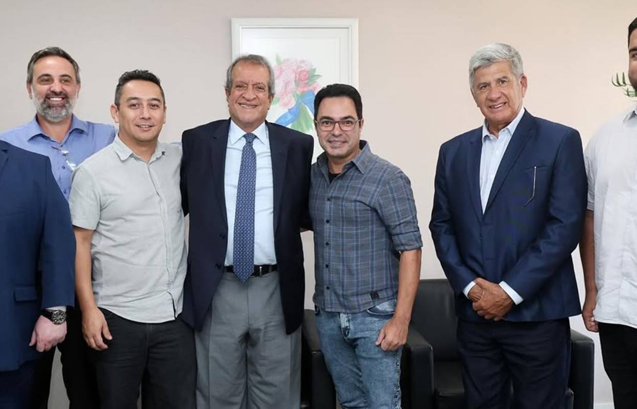 Irmão de Zezé Di Camargo negocia com PL para ser candidato