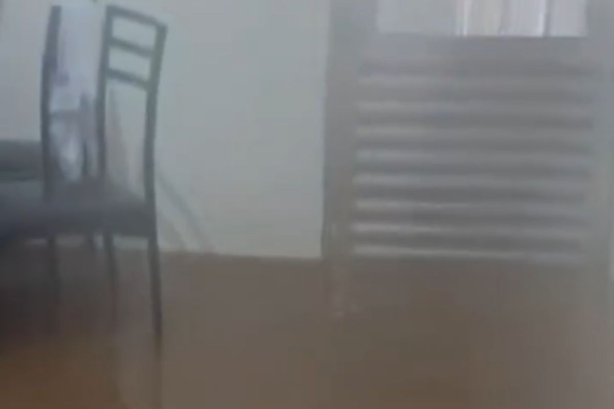 Mulher entra em desespero após ter casa alagada pela 2ª vez em 17 dias. Vídeo