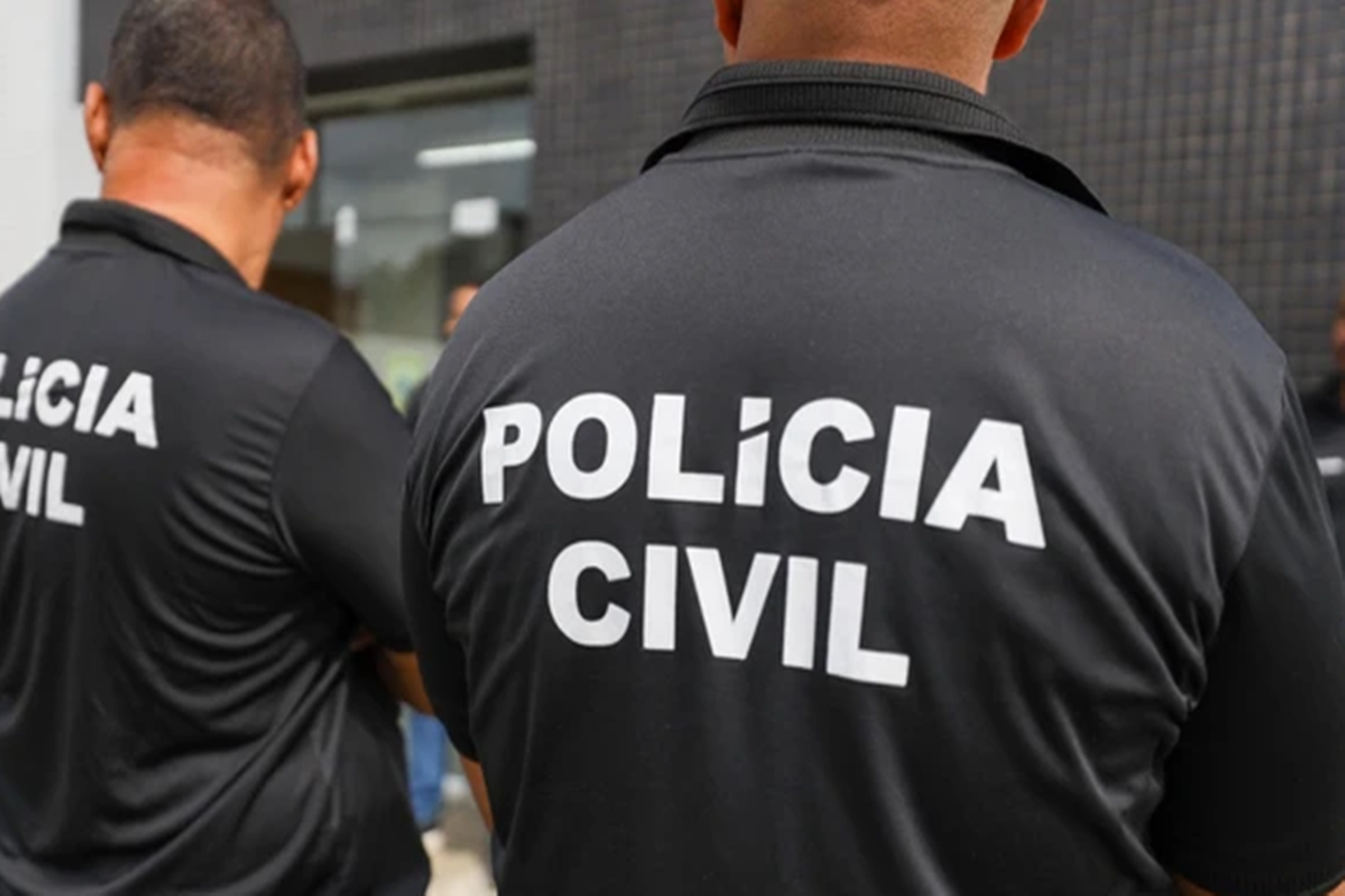 Dois jovens são presos por furtar R$ 400 mil em joias e relógios