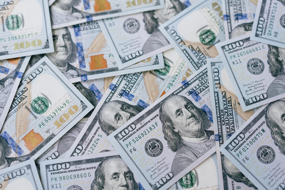 Dólar cai e Bolsa sobe, mas com solavanco criado por corrida eleitoral