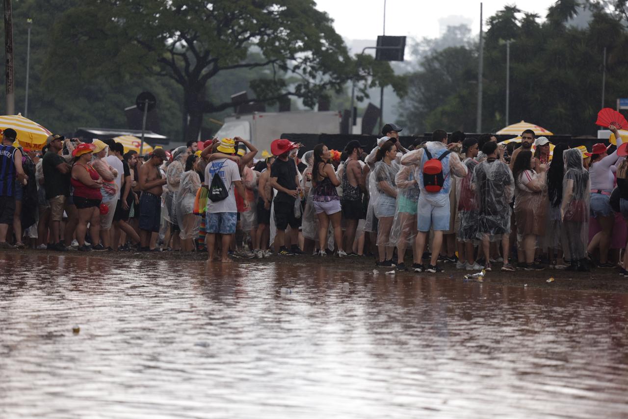 Foliões enfrentam temporal no 1º dia de pré-Carnaval em São Paulo. Veja vídeo