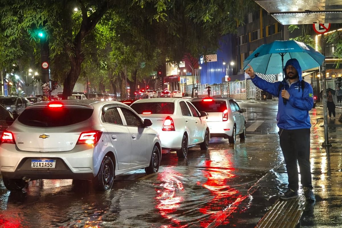 Clima: semana começa com muita chuva pelo país; confira sua região