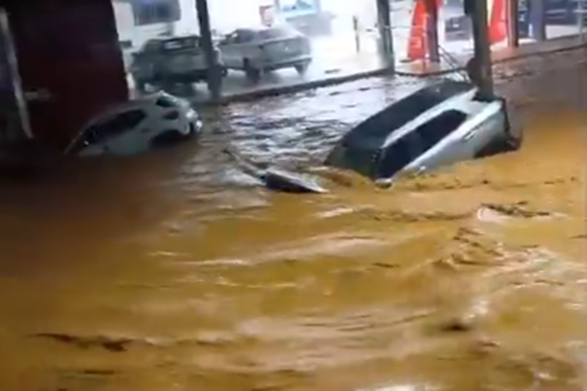 Chuva deixa mortos em Ubá (MG); vídeos mostram caos e destruição