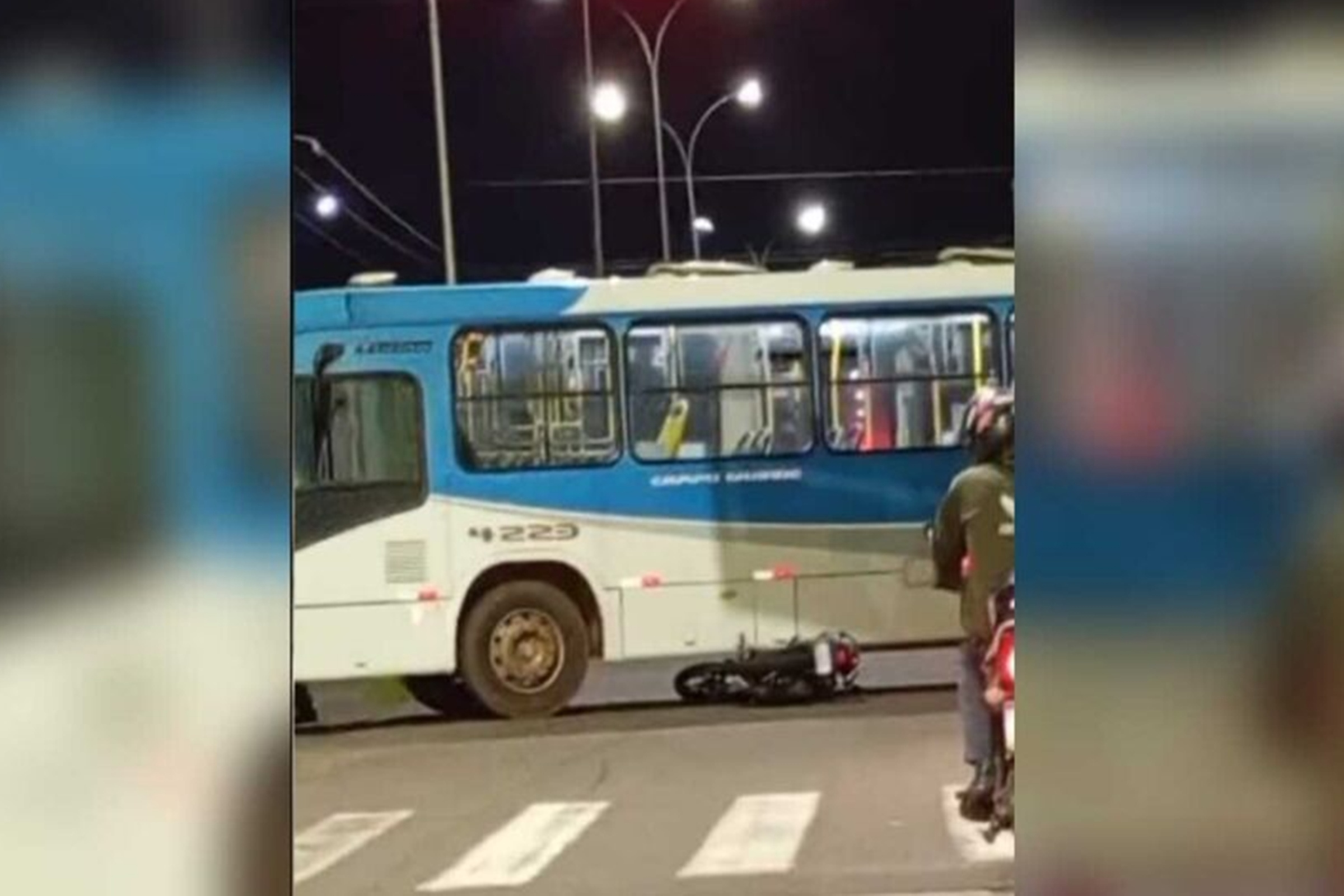 Câmera flagra motociclista furando sinal e batendo em ônibus em MS